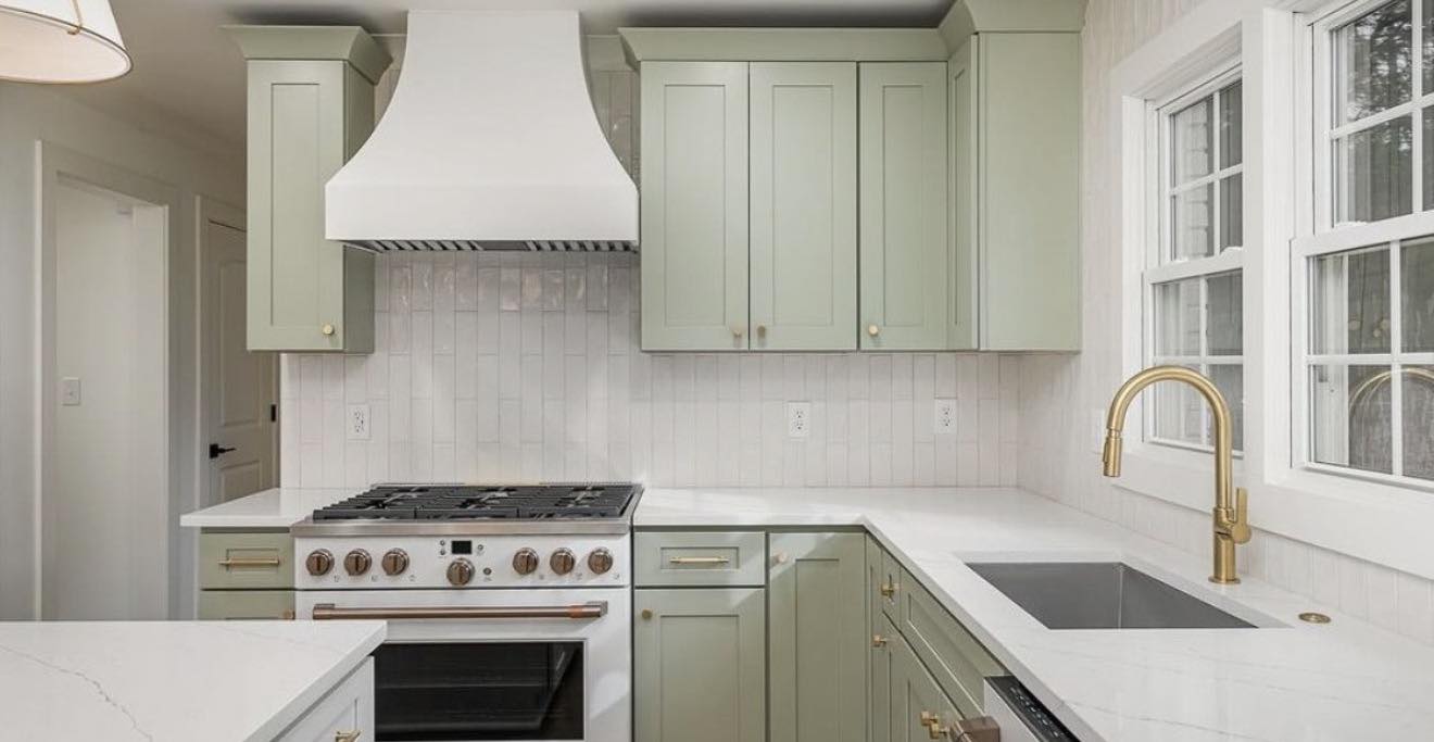 What Are the Latest Trends in Pro Kitchen Cabinets and Countertops?